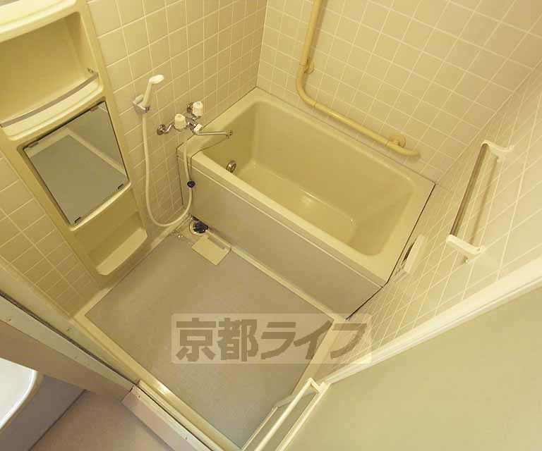 バス・シャワールーム　便利な棚も付いています。