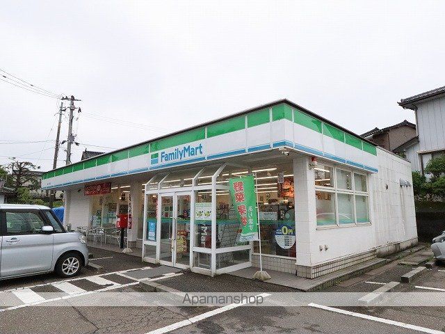 コンビニ　ファミリーマート（コンビニ）まで684m