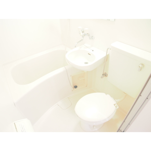 バス・シャワールーム　３点ユニットでお風呂もトイレもこちらで