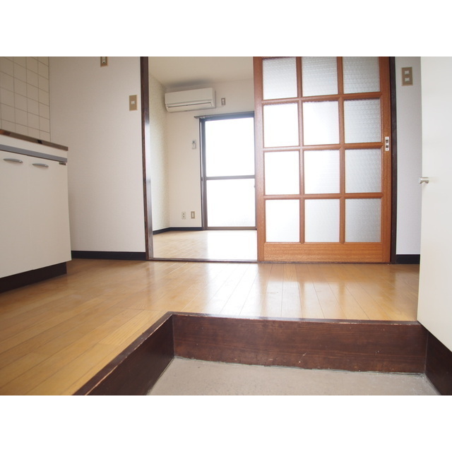 玄関　靴を履くのに丁度良い段差有り