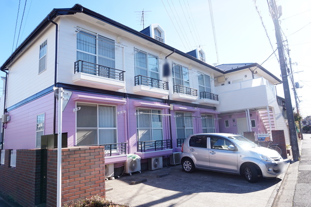 建物外観　敷地内に駐車場があるので安心して駐車できます♪※要確認