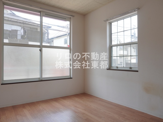 居室・リビング　２面採光なので、明るく風通しのよい過ごしやすいお部屋です♪