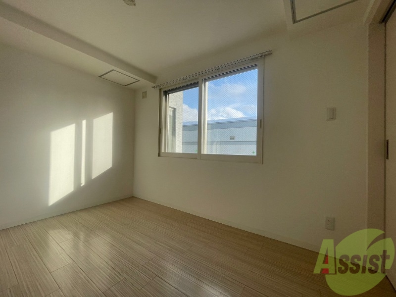 その他部屋・スペース　寝室はこちらです。光が差し込む、温かみのあるお部屋です。