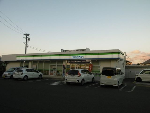 コンビニ　ファミリーマート（コンビニ）まで370m