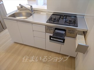 キッチン　３口ガスコンロ・グリル付きシステムキッチン