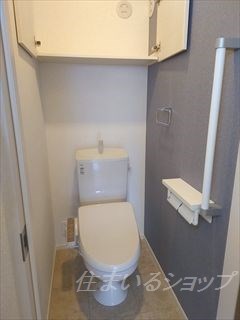 トイレ　シャワートイレ・手すり・収納あり