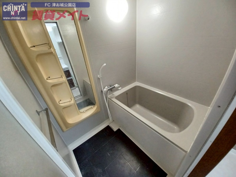 バス・シャワールーム　別部屋反転参考写真です