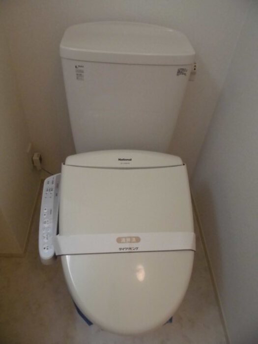 トイレ　温水洗浄便座です。