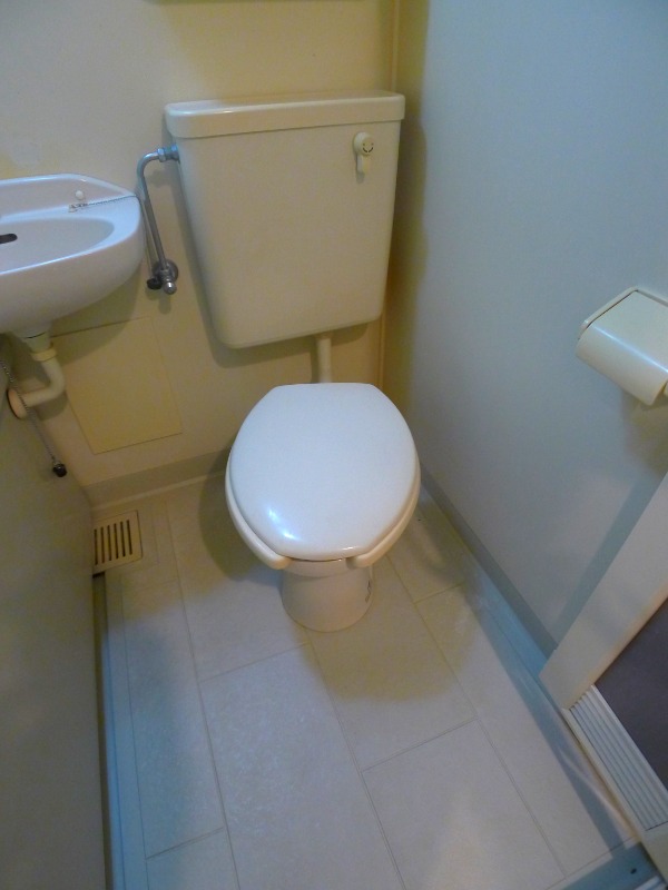 地下鉄名城線 矢場町駅 徒歩5分 4階建 築37年のトイレ写真