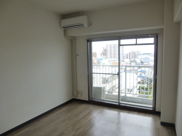 居室・リビング　南東向き、６．５帖のお部屋です