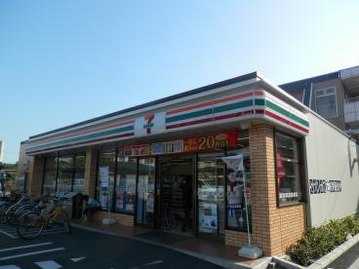 コンビニ　セブンイレブン東恋ヶ窪３丁目店（コンビニ）まで136m