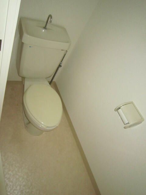東京メトロ丸ノ内線 西新宿駅 徒歩3分 6階建 築32年のトイレ写真