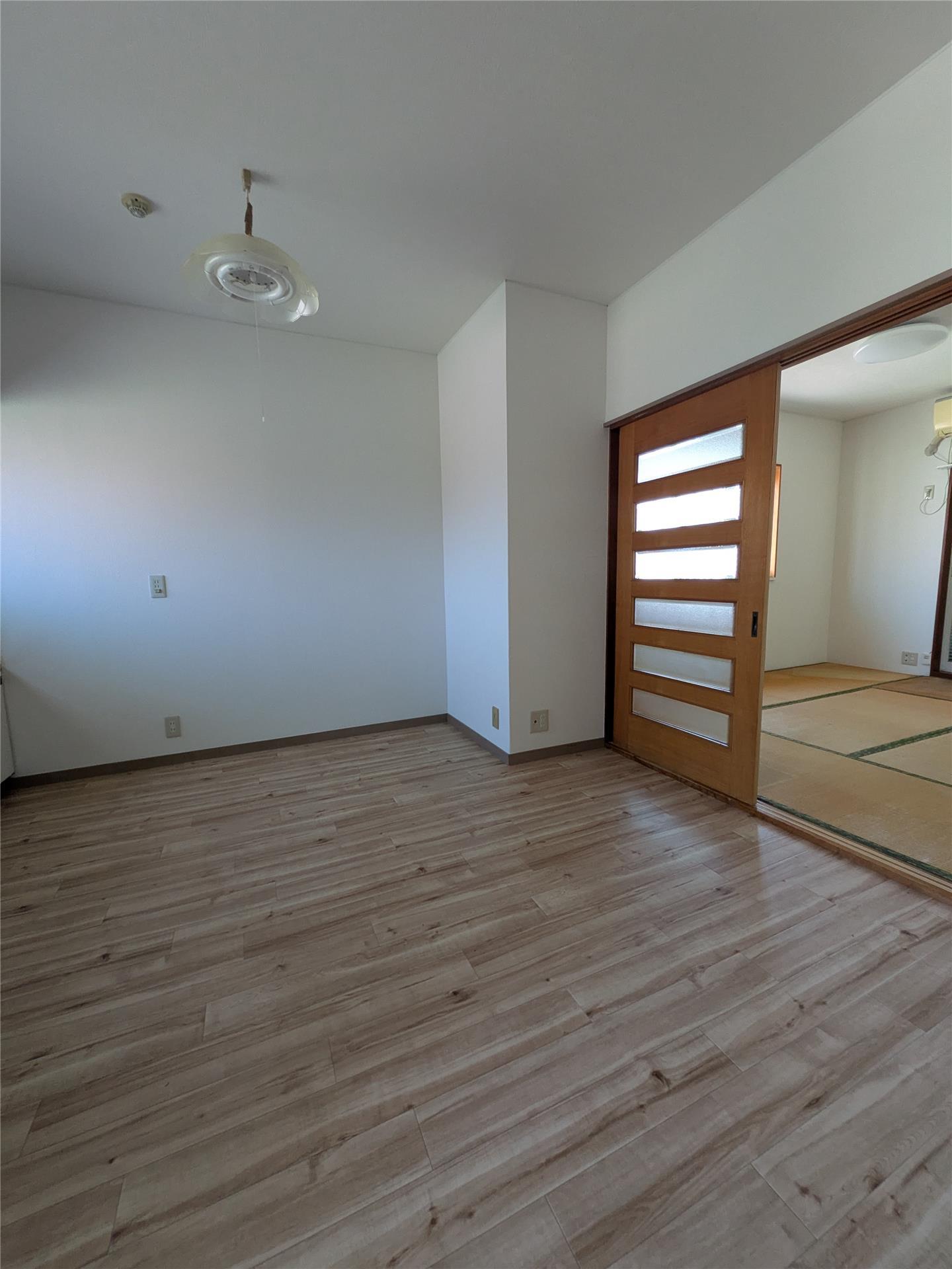 エクセレンス岩井の居間写真