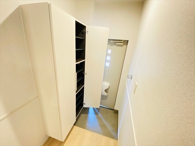 玄関　同一建物内１０３号室内装写真転載