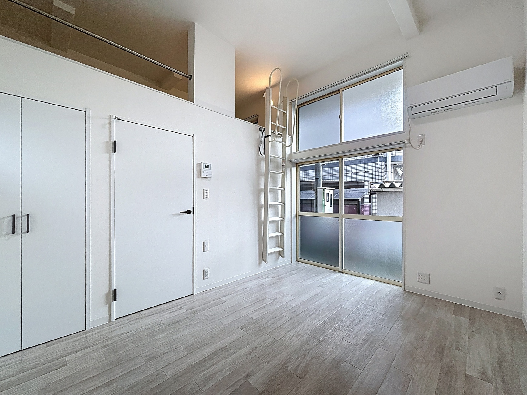 居室・リビング　※別部屋写真 白を基調とした明るいお部屋です