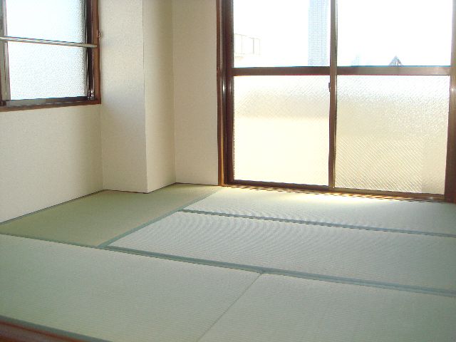 その他　２面採光の和室は明るく温もりが有ります。
