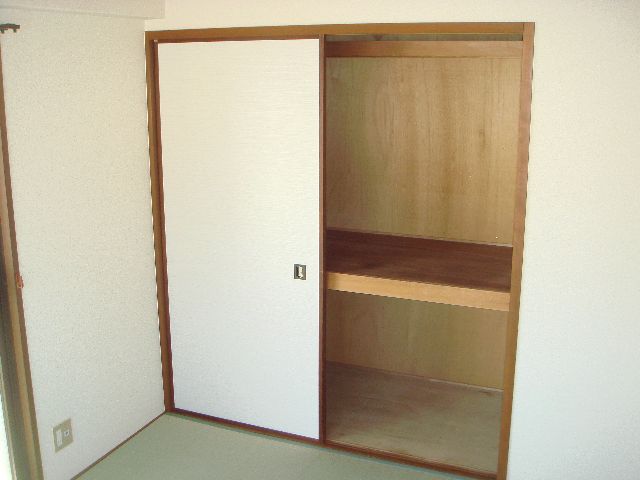 ロビー　押入れも有ります。