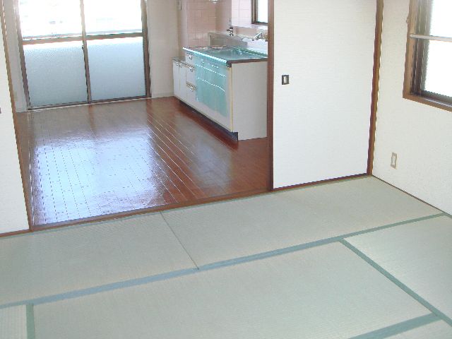 その他共有部分　和室からリビング！採光も豊富ですね。