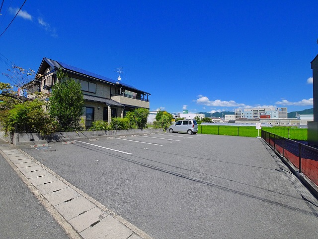 【天理市富堂町のアパートの駐車場】