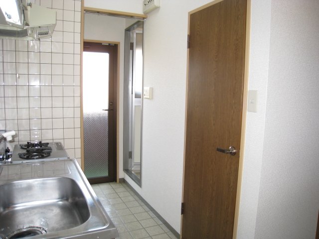 玄関　同物件別号室の写真です。