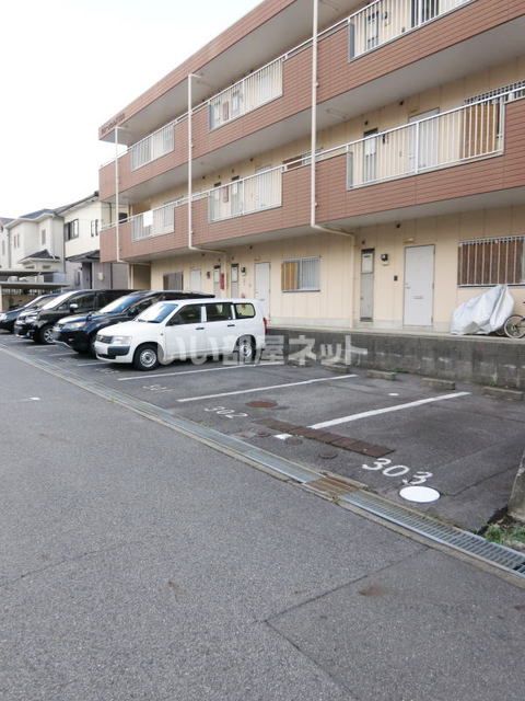 【岡崎市緑丘のマンションの駐車場】