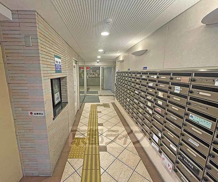 【京都市中京区梅忠町のマンションのエントランス】