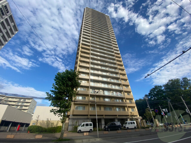 札幌市中央区北三条西のマンションの建物外観