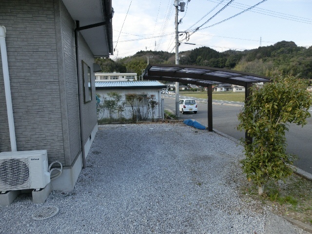 【岩岡住宅の駐車場】