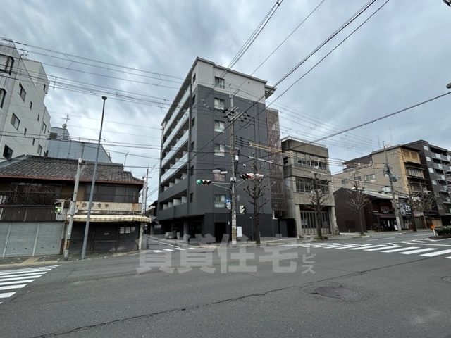 京都市上京区西五辻東町のマンションの建物外観