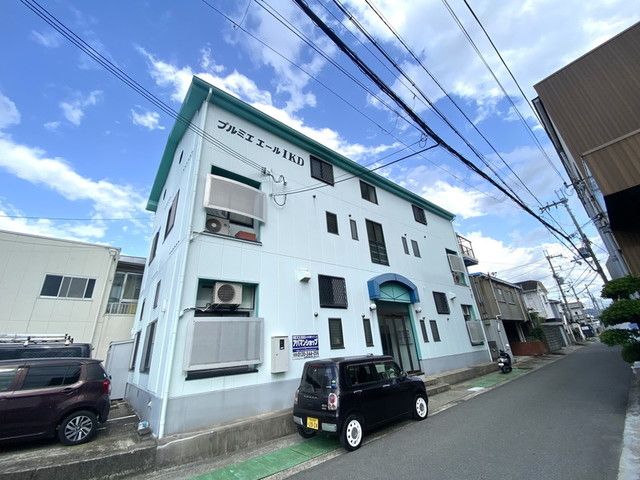 和歌山市新中島のアパートの建物外観