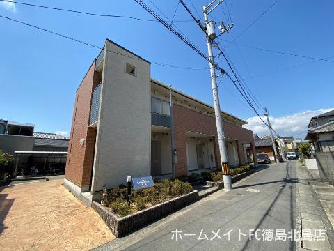 【徳島市助任本町のアパートの建物外観】