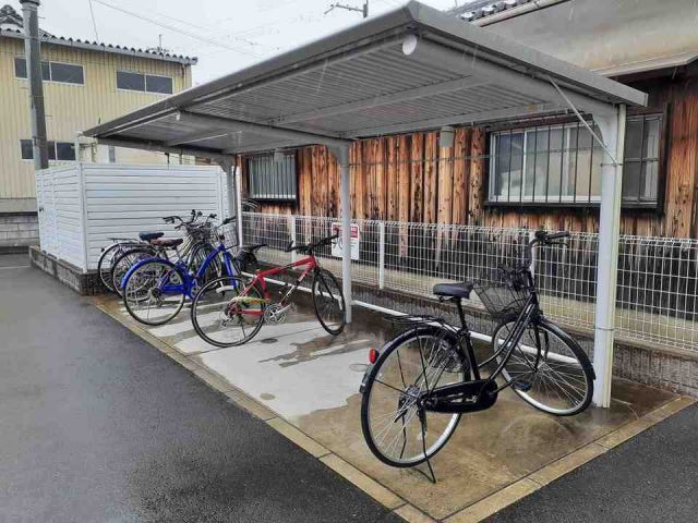 【八幡市八幡長田のアパートのエントランス】