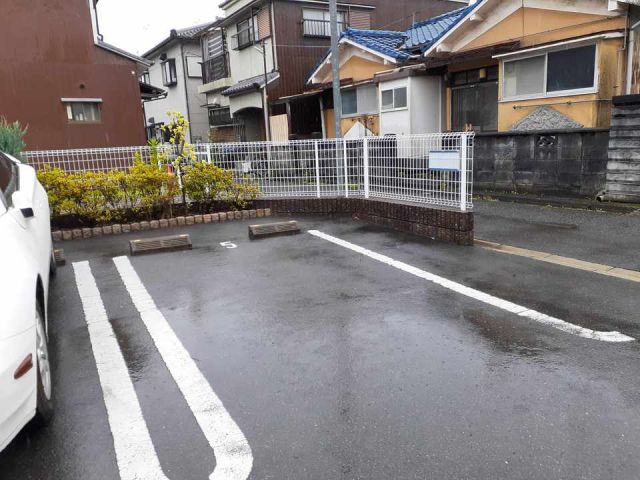 【八幡市八幡長田のアパートの駐車場】