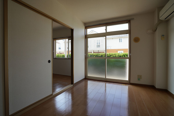 居室・リビング　同じ建物の別のお部屋