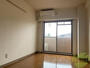 居室・リビング　窓が大きくて部屋が明るいですね。