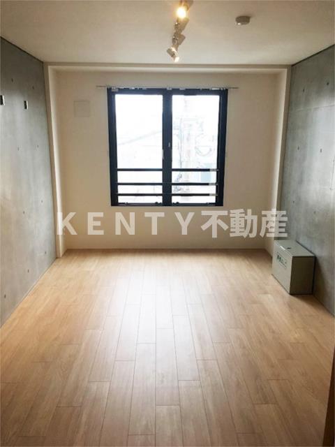 その他部屋・スペース　開放的な寝室です