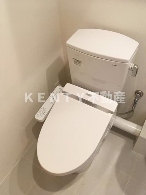 トイレ　落ち着いた色調のトイレです