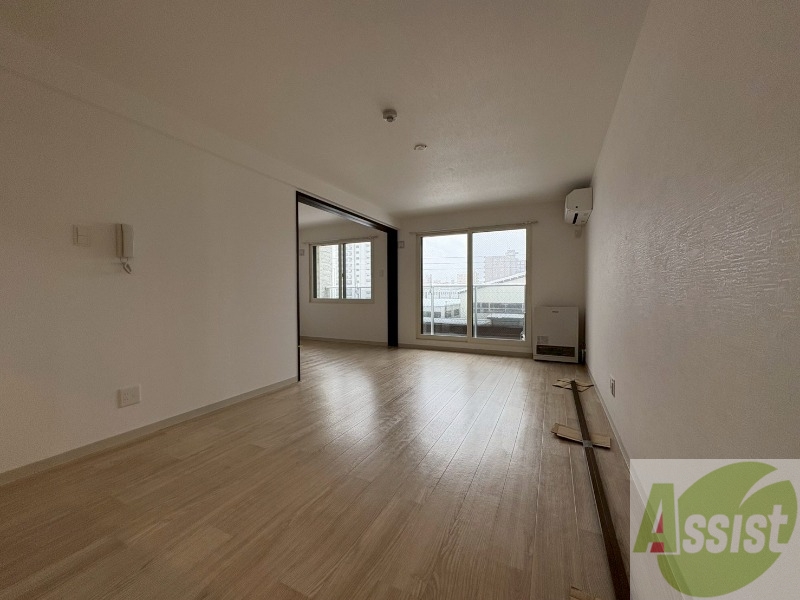 居室・リビング　エアコン付きで快適なリビングになっております！