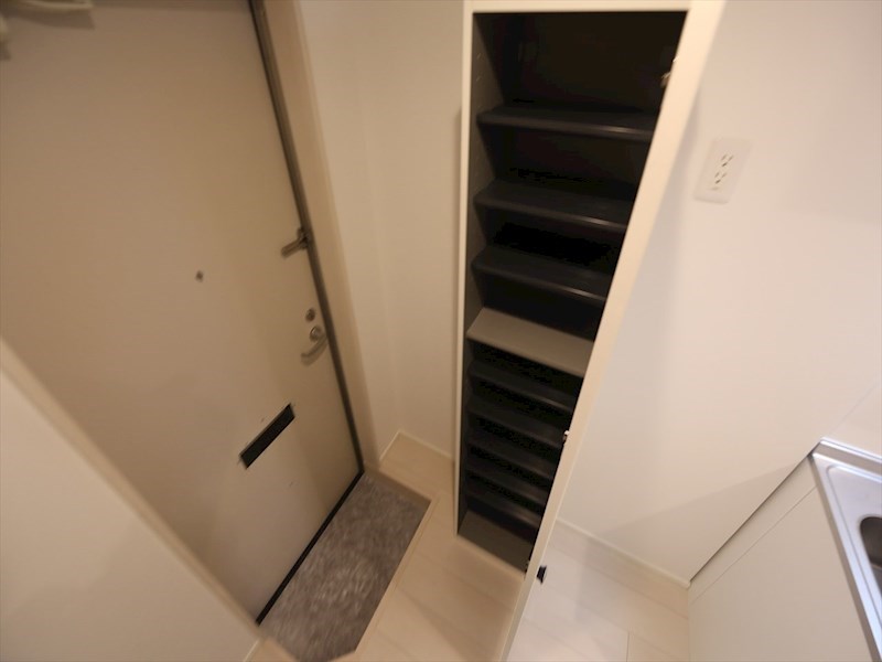 玄関　玄関　シューズボックス付（収納充実してます）