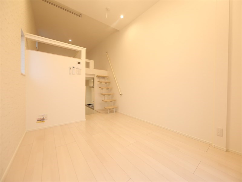 居室・リビング　洋室6.6帖　ロフト5.6帖（収納にも寝室にも使えます）