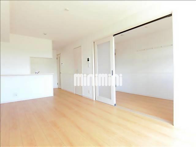 居室・リビング　ＬＤＫと隣の洋室は繋げても利用できます。