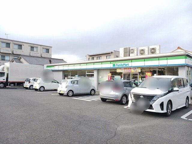 コンビニ　ファミリーマート（コンビニ）まで132m