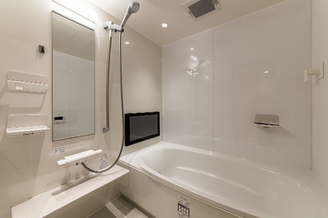 バス・シャワールーム　１坪の浴室に大型ＴＶとリファを完備。心身癒やす寛ぎの時間を。