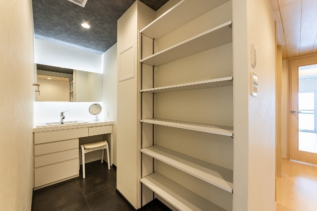 洗面設備　ホテルライクな独立洗面所。朝晩のケアを快適に、来客時も安心。