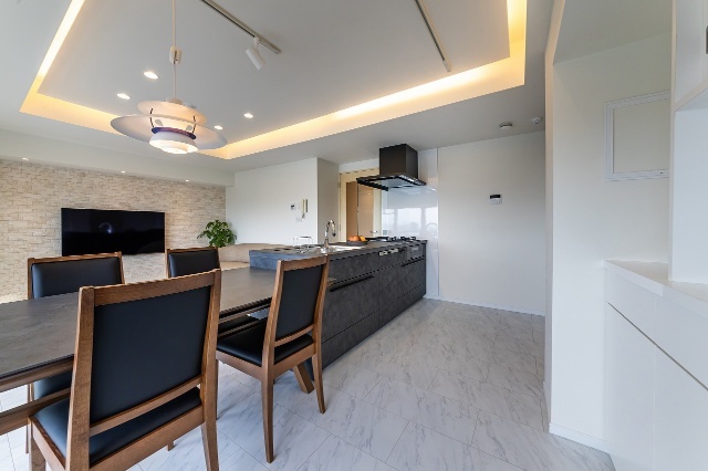 キッチン　会話弾む対面キッチン。高耐久セラミックと最新設備で快適に。