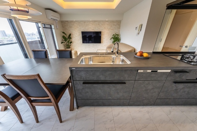 居室・リビング　会話弾む対面キッチン。高耐久セラミックと最新設備で快適に。