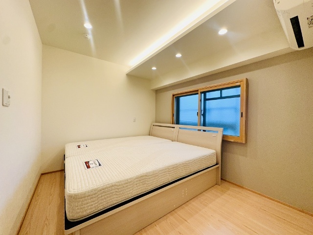 その他部屋・スペース　ホテルのような寝室。調光照明で読書から睡眠まで上質な時間を。