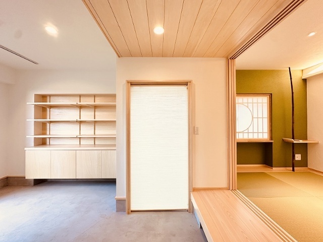 玄関　ハニカムブラインドで断熱と目隠しを両立。和の土間に調和します