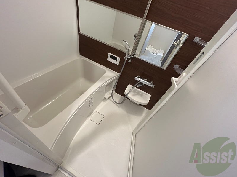 バス・シャワールーム　こちらは浴室になります。広々していますね。