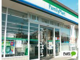 コンビニ　ファミリーマート佐野富岡店（コンビニ）まで821m